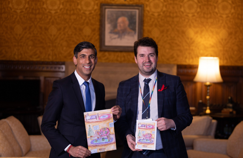 Picture of Elliot and Rishi Sunak holding the winning Christmas card design